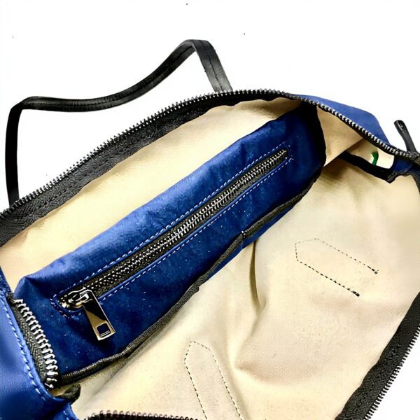 Sac Carolina Pretty Nana cuir nylon bleu porté main femme